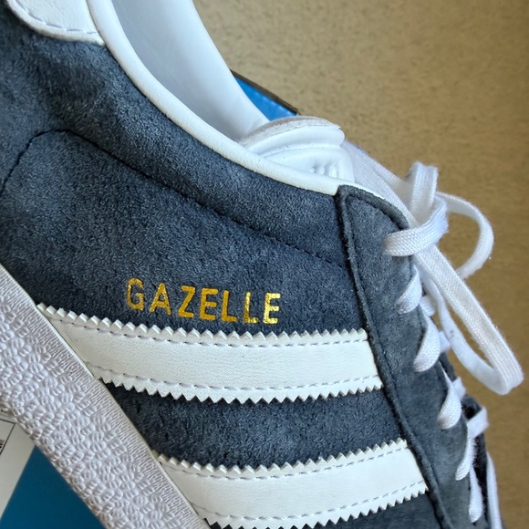 Men's Adidas Gazelle Tennis Shoes, BB5478, size 10.5 in navy. - Picture 3 of 5